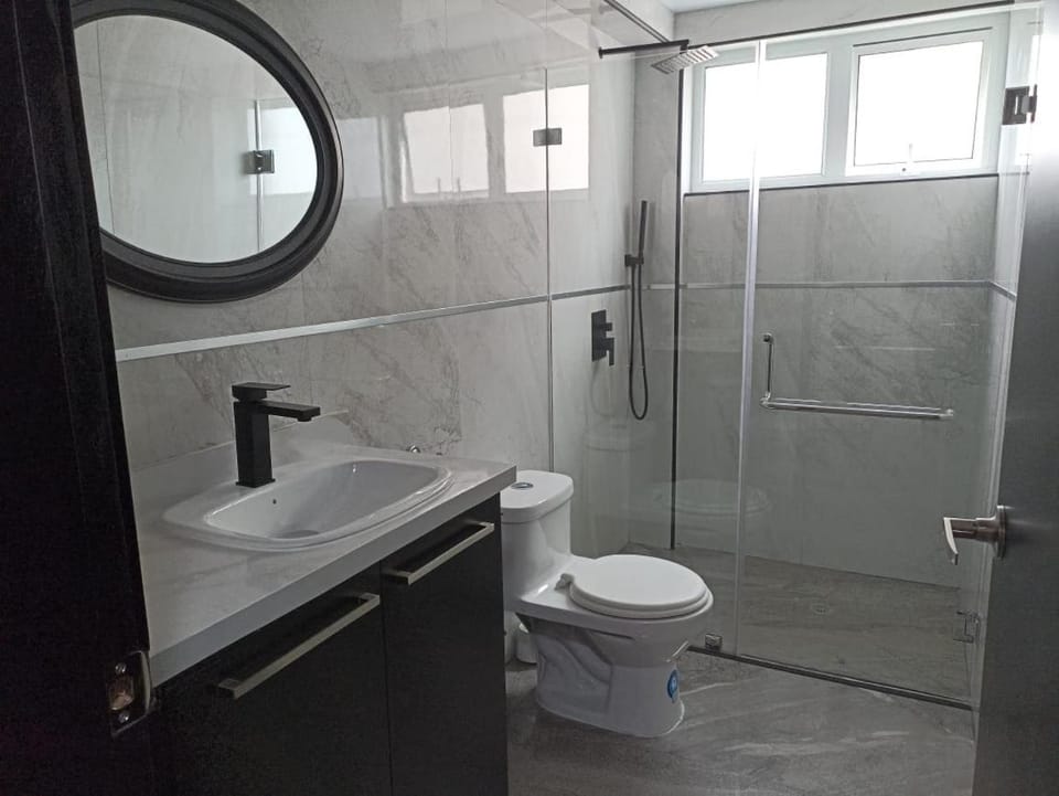 Shower, Toilet, Bathroom, towels
