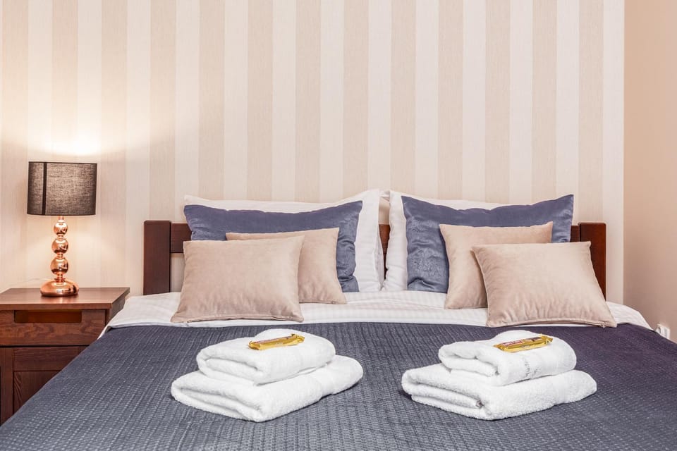 Bed, Bedroom, towels