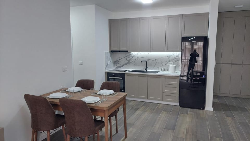 Dining area, kitchen