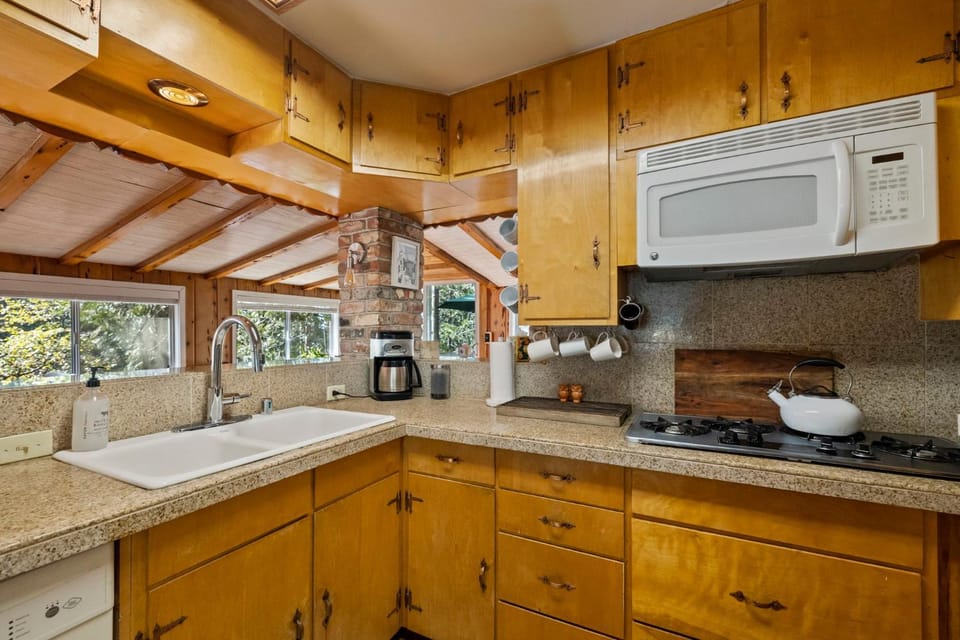 Coffee/tea facilities, Kitchen or kitchenette, dishwasher, stove, toaster