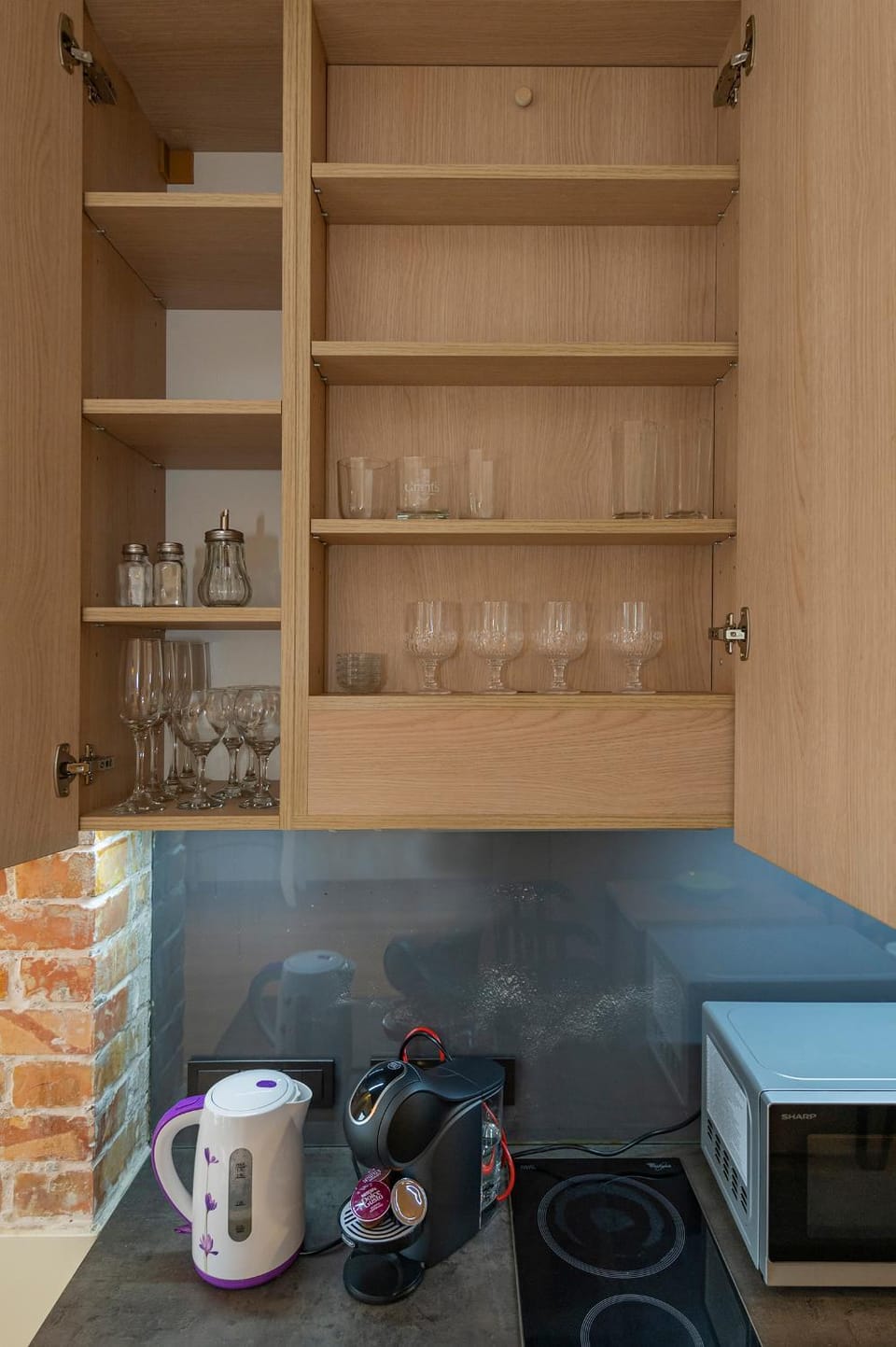 Coffee/tea facilities, Kitchen or kitchenette, minibar, stove
