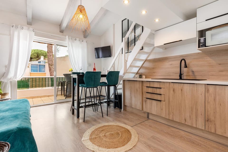 Kitchen or kitchenette, Seating area, Dining area