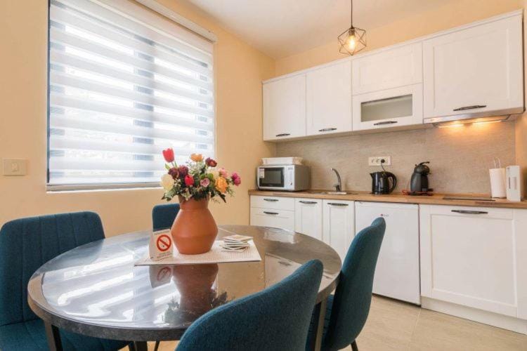 Coffee/tea facilities, Kitchen or kitchenette, Dining area, dishwasher, minibar