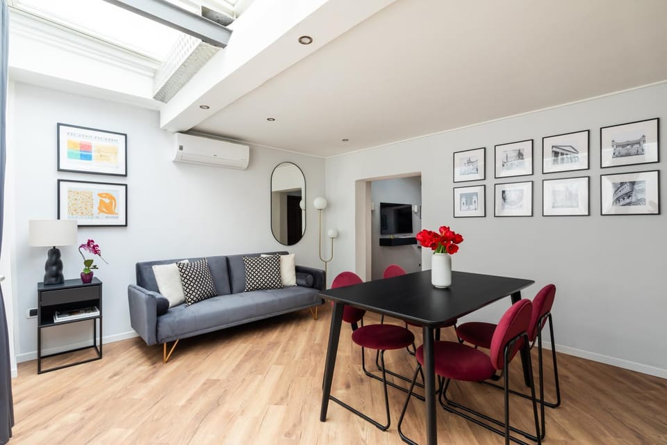 Photo of the whole room, Seating area