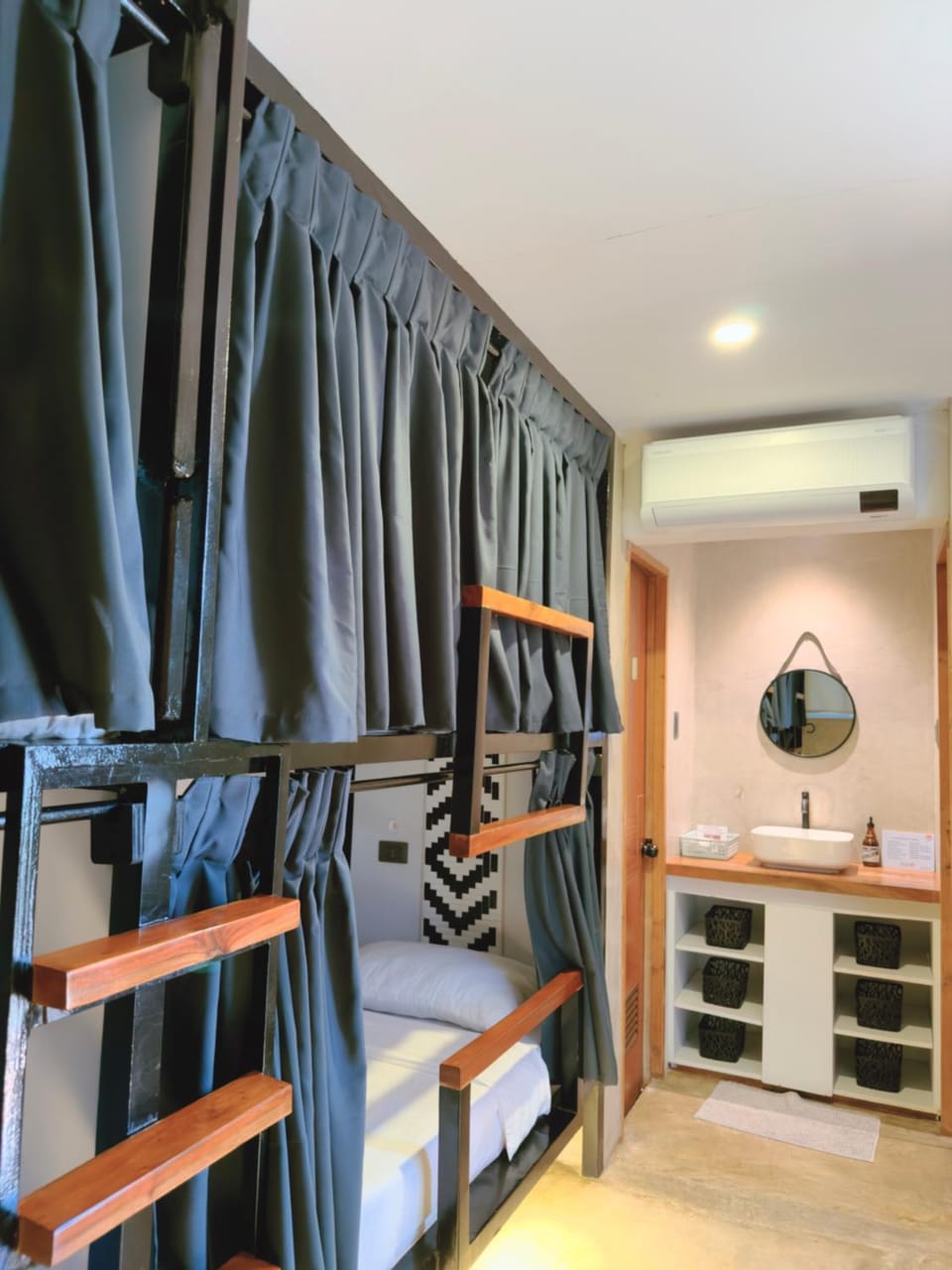 Bedroom, bunk bed