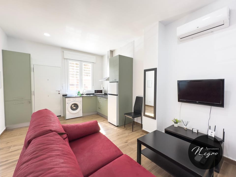 Communal lounge/ TV room, TV and multimedia, Kitchen or kitchenette, Living room, Seating area, Dining area, kitchen, air conditioner