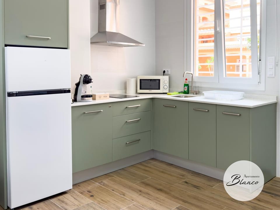 Kitchen or kitchenette, minibar, stove