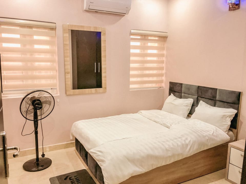 Bed, Photo of the whole room, Bedroom, fireplace, air conditioner