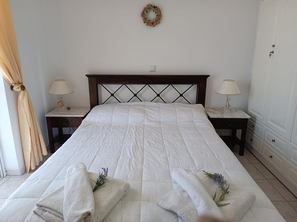 Bed, Bedroom, towels