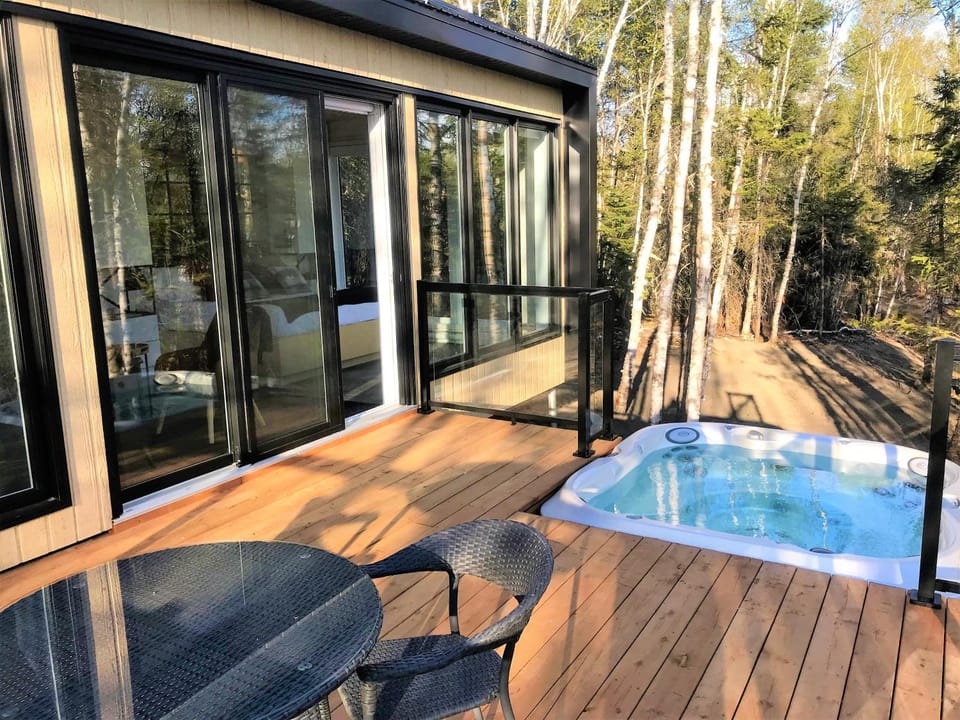 Patio, Hot Tub, Spa and wellness centre/facilities