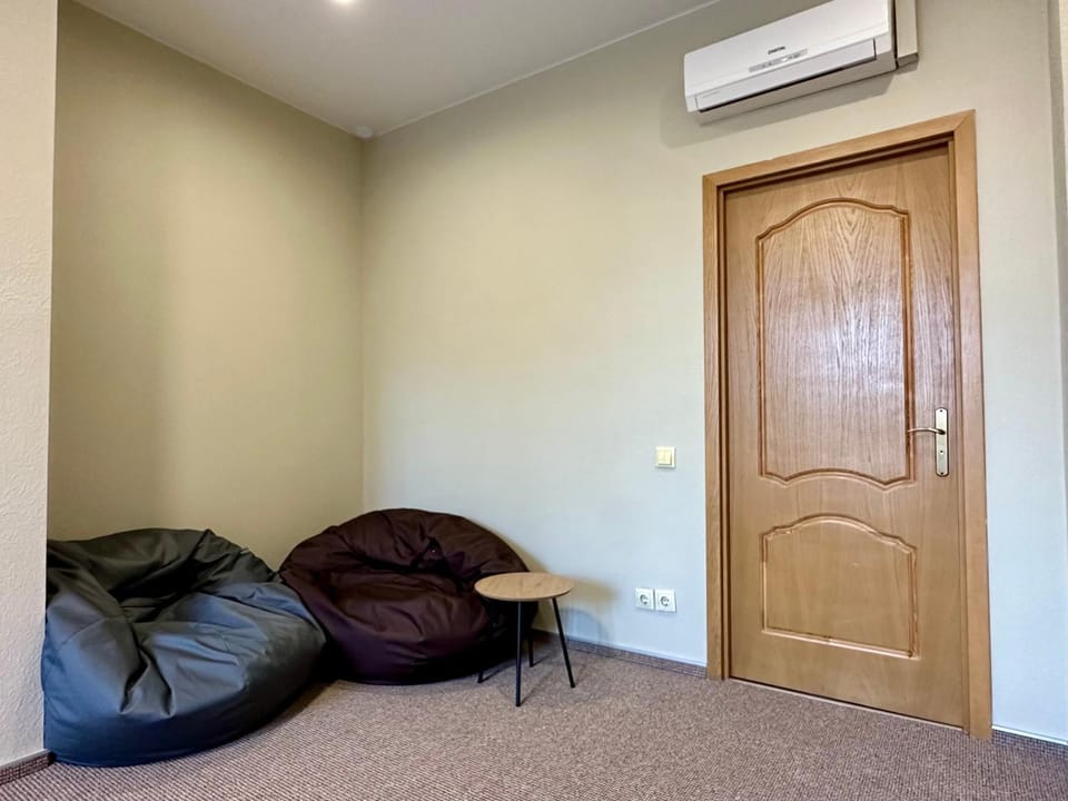 Seating area, air conditioner