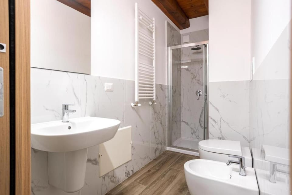 Shower, Toilet, Bathroom, bidet, towels