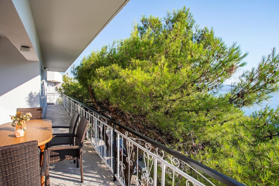 View (from property/room), Balcony/Terrace, Dining area, Sea view