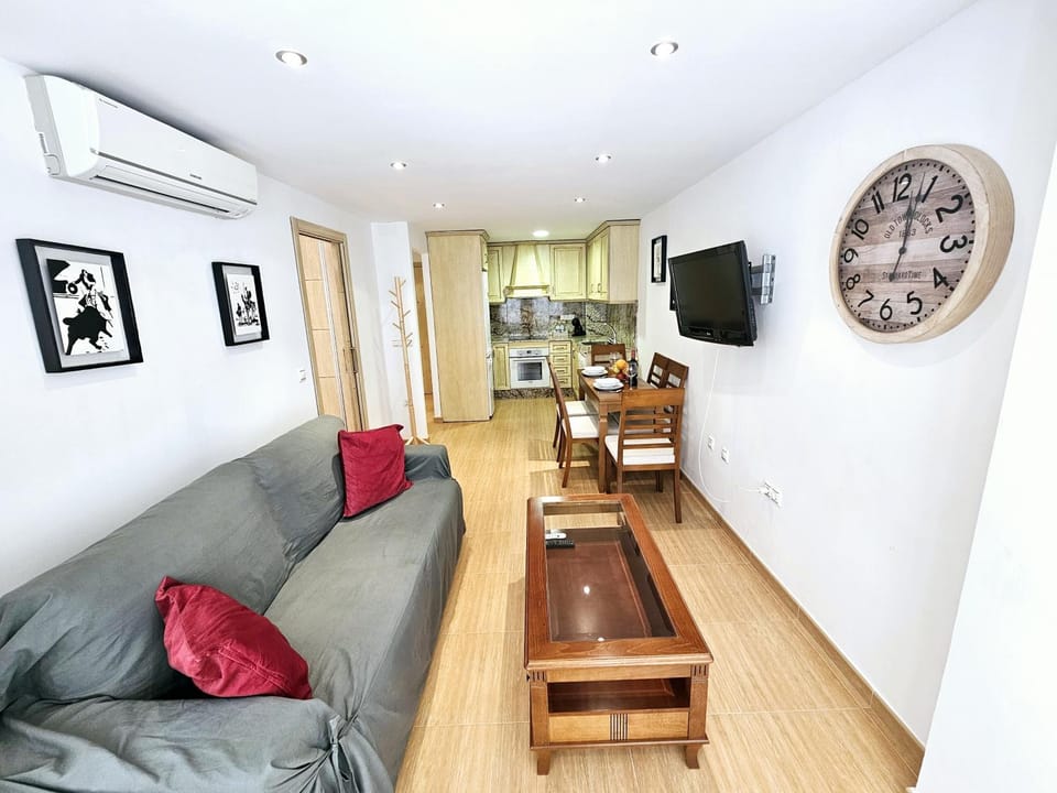 TV and multimedia, Kitchen or kitchenette, Living room, Seating area, Dining area, air conditioner
