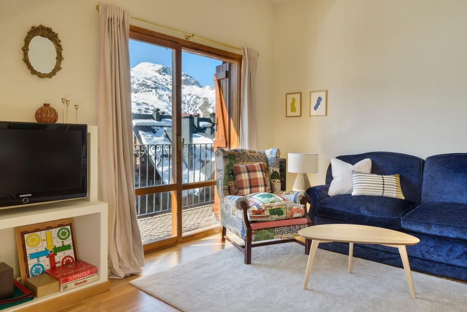 Communal lounge/ TV room, TV and multimedia, View (from property/room), Living room, Seating area, Mountain view