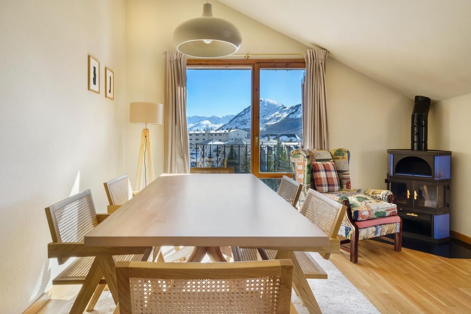 Communal lounge/ TV room, View (from property/room), Dining area, Mountain view, fireplace