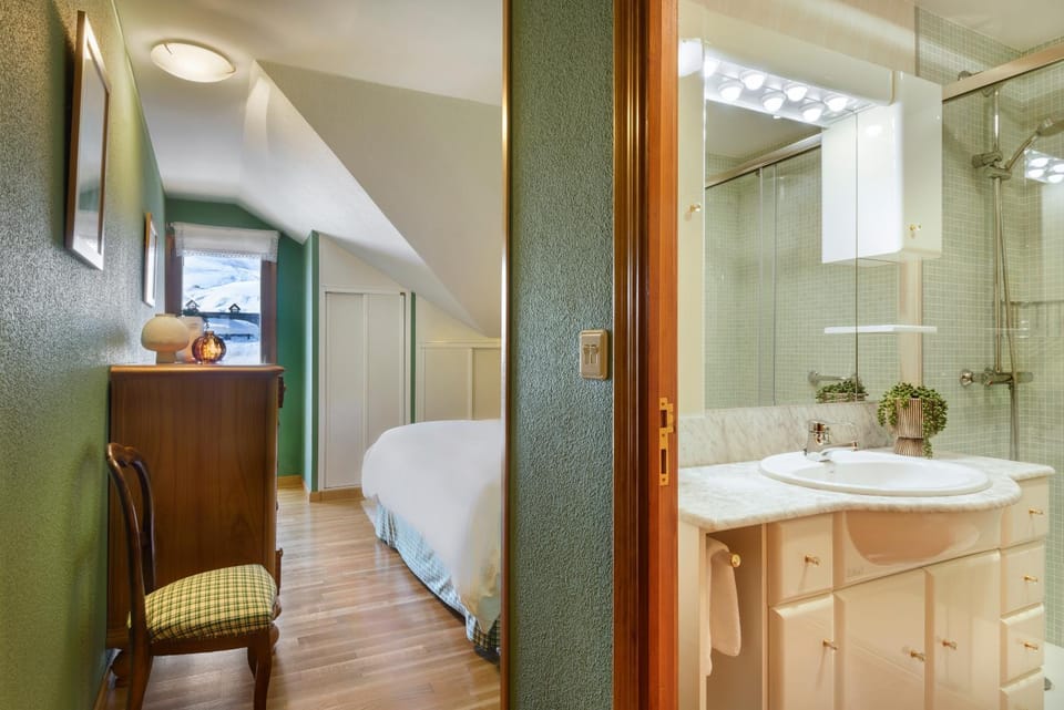 Shower, Bathroom, Bedroom, Mountain view
