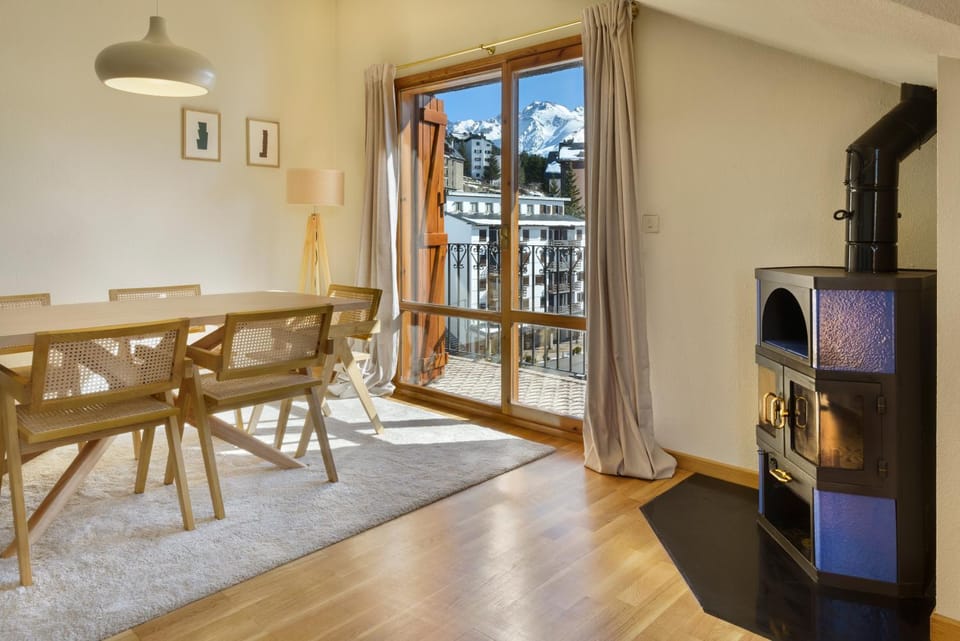 Communal lounge/ TV room, View (from property/room), Living room, Seating area, Dining area, Mountain view, fireplace