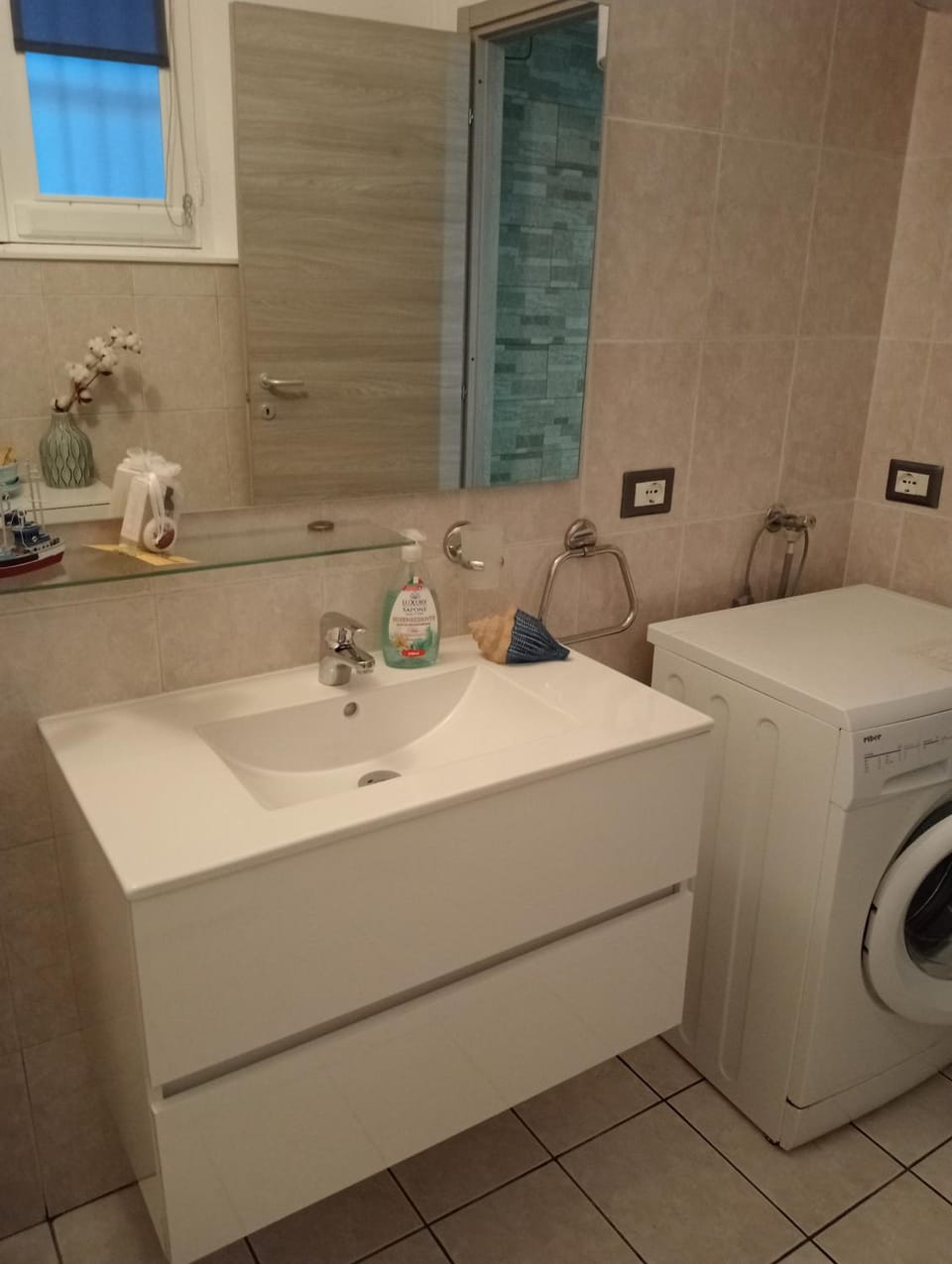 Bathroom, washing machine