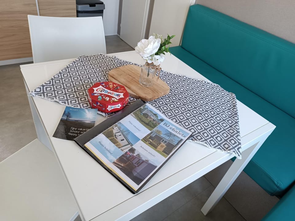 BJ Chalets - Robbengat 85 - Gezellige chalet op vakantiepark Lauwersoog! Vroege incheck! MET AIRCO! Chalet in Friesland, Netherlands