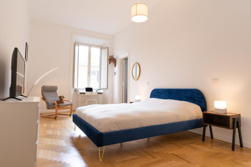 Bed, TV and multimedia, Photo of the whole room, Seating area, Bedroom