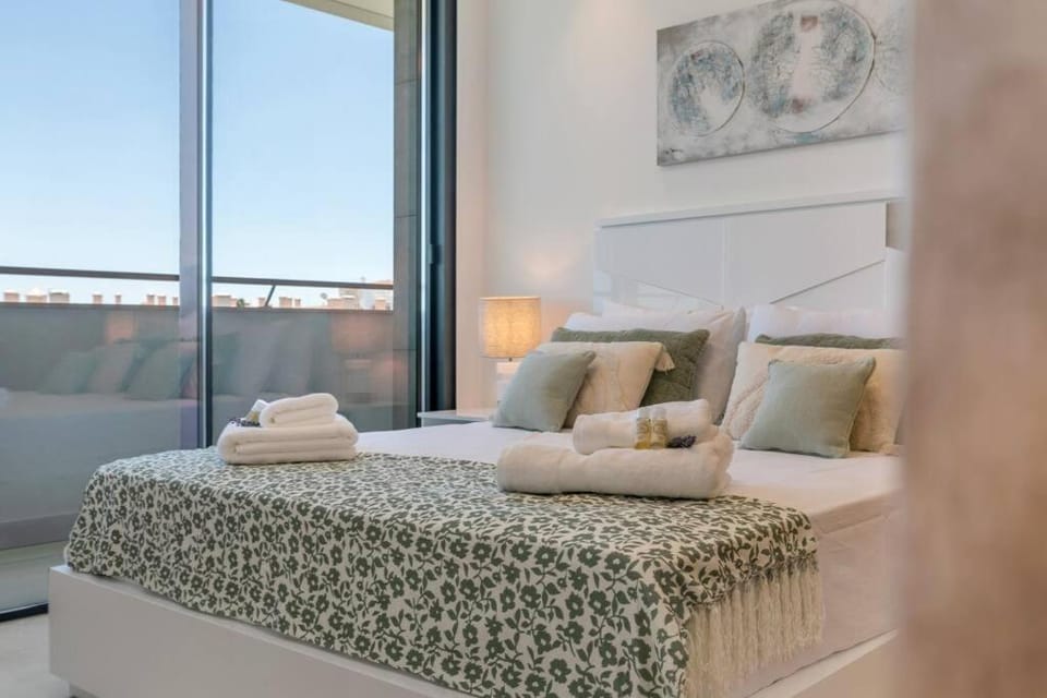 Bed, Bedroom, towels