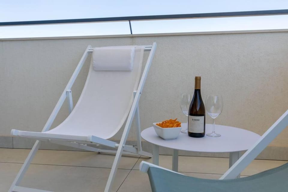 Balcony/Terrace, Food and drinks, Seating area, Drinks, sunbed