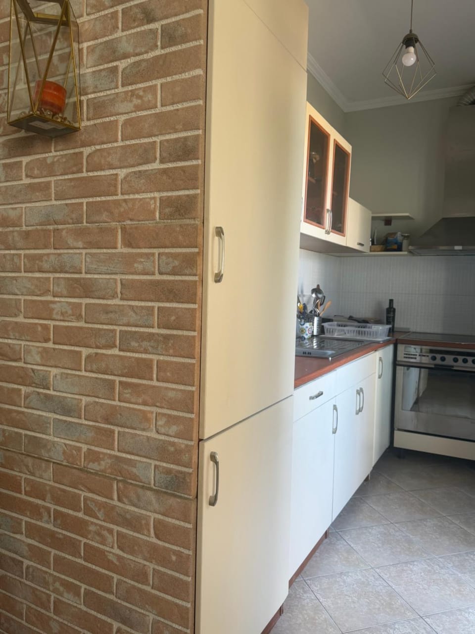 Kitchen or kitchenette, minibar