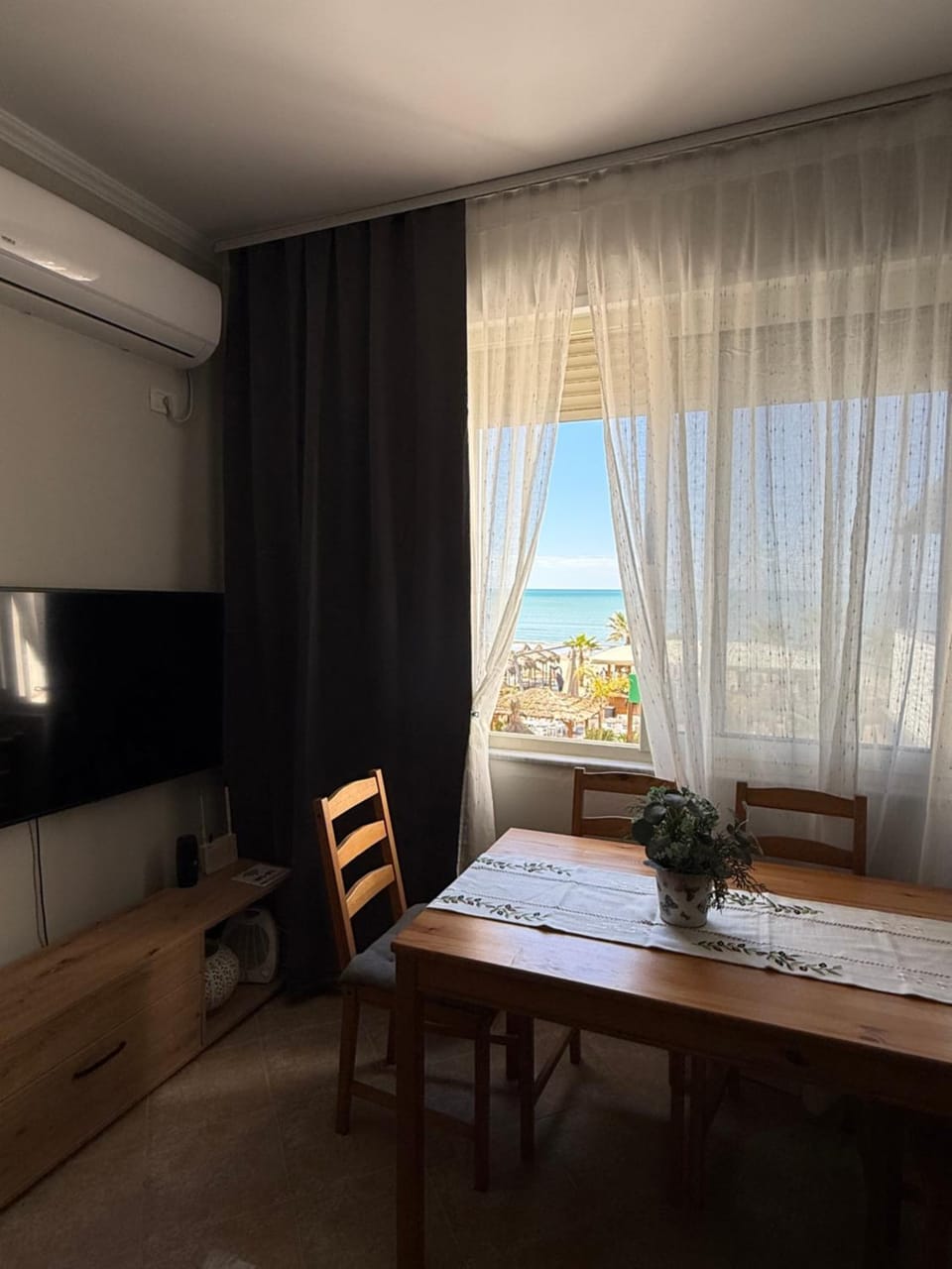 TV and multimedia, Living room, Seating area, Dining area, Sea view