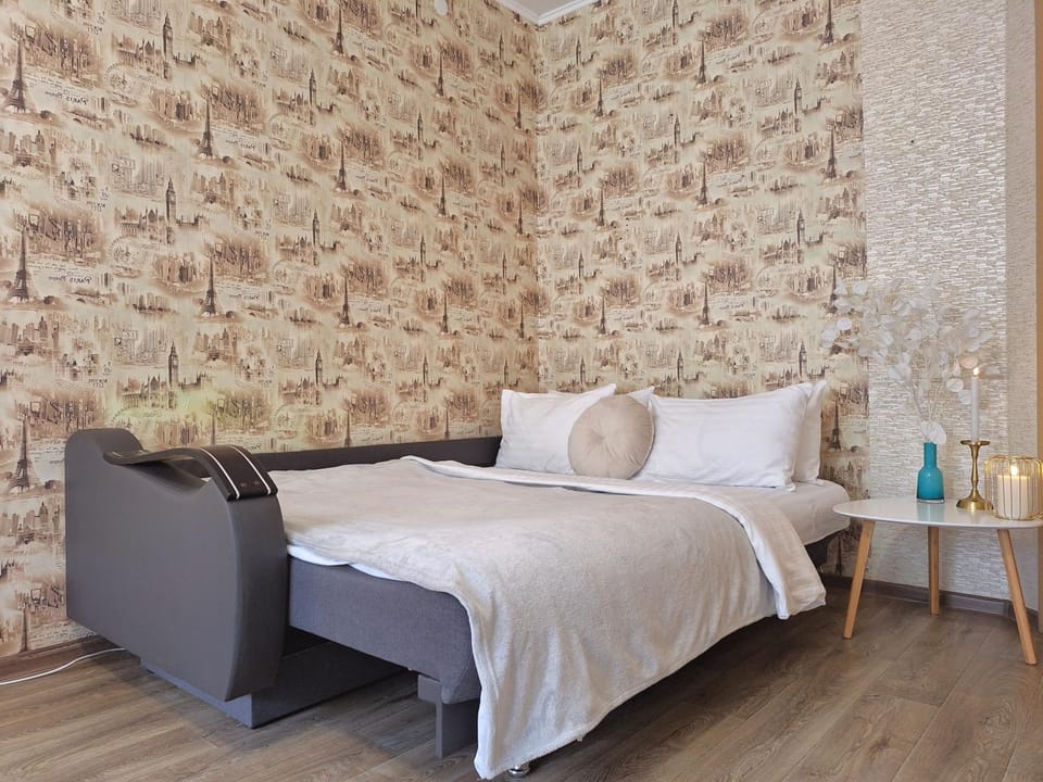 Bed, Living room, Photo of the whole room, Seating area, Bedroom
