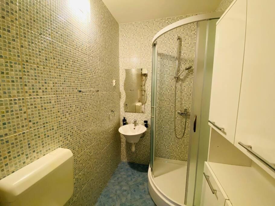 Shower, Toilet, Bathroom