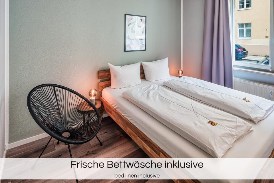 Bed, Seating area, Bedroom