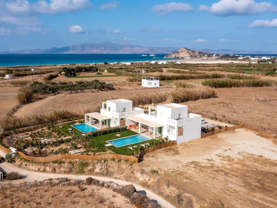 Property building, Nearby landmark, Natural landscape, Beach, Area and facilities, Swimming pool