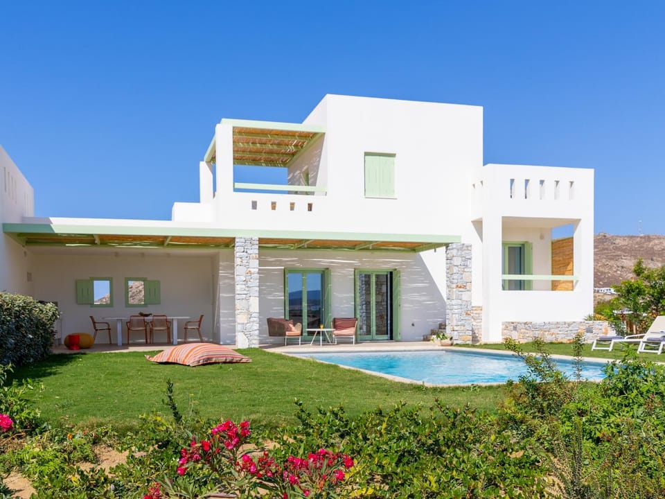 Property building, Patio, Garden, Balcony/Terrace, Seating area, Dining area, Garden view, Pool view, Swimming pool, Swimming pool, sunbed