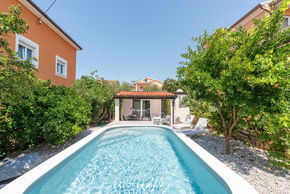 Garden, Garden view, Pool view, Swimming pool, sunbed