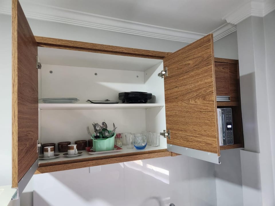 Kitchen or kitchenette, minibar