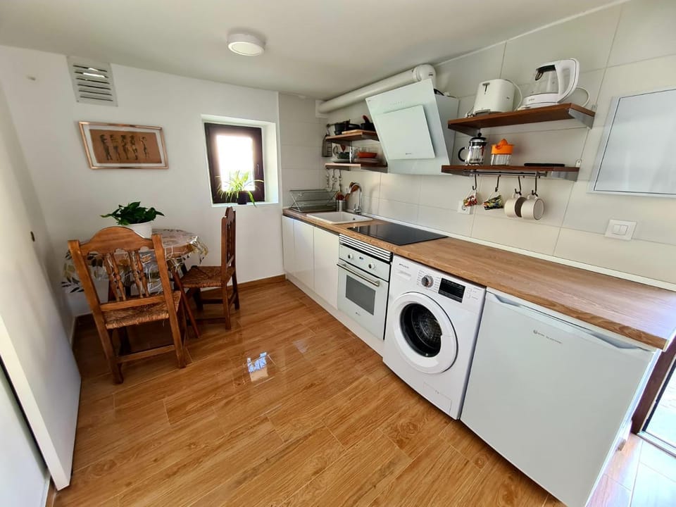 Dining area, Dinner, pet friendly, toaster, washing machine, kitchen