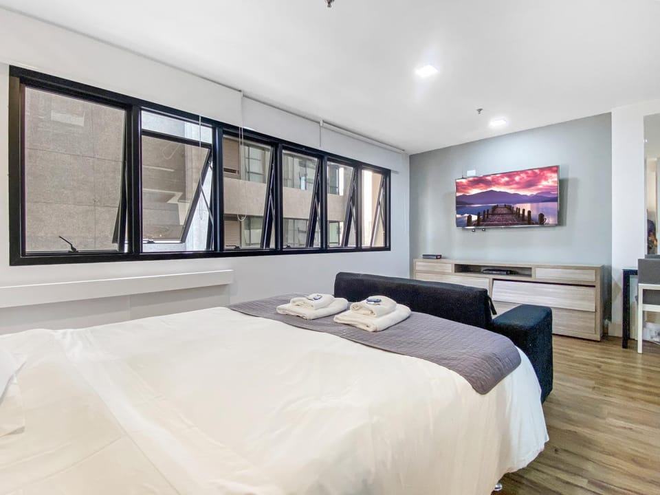 Bed, TV and multimedia, Photo of the whole room, Bedroom