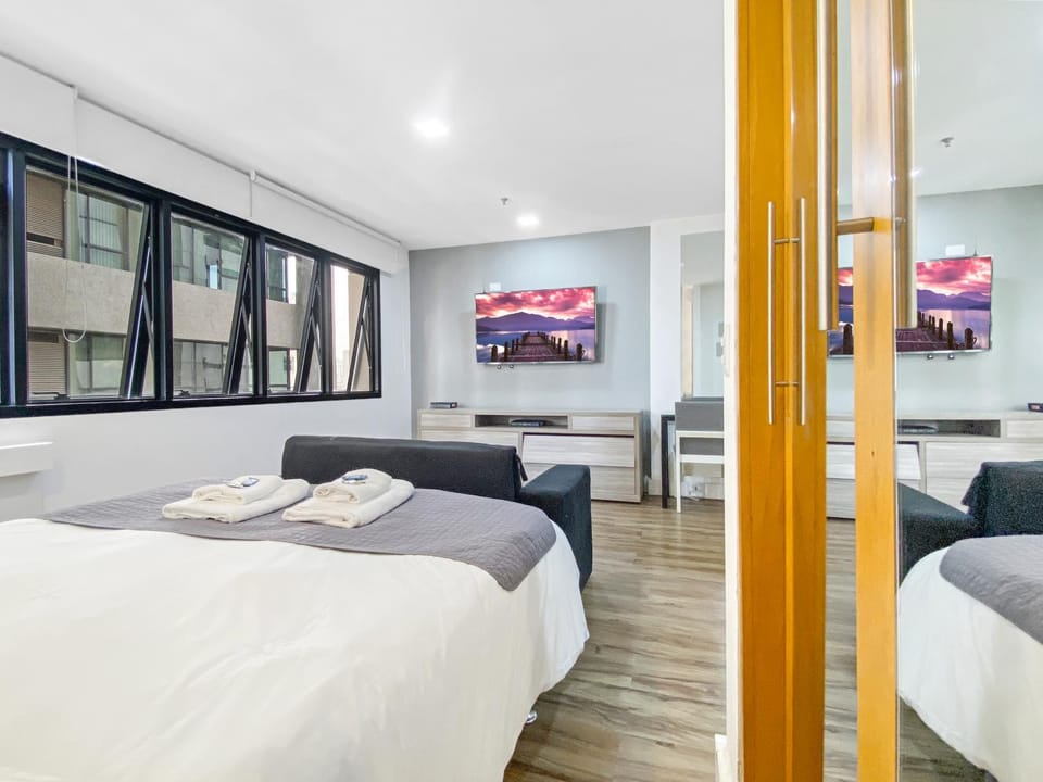 Bed, TV and multimedia, Photo of the whole room, towels