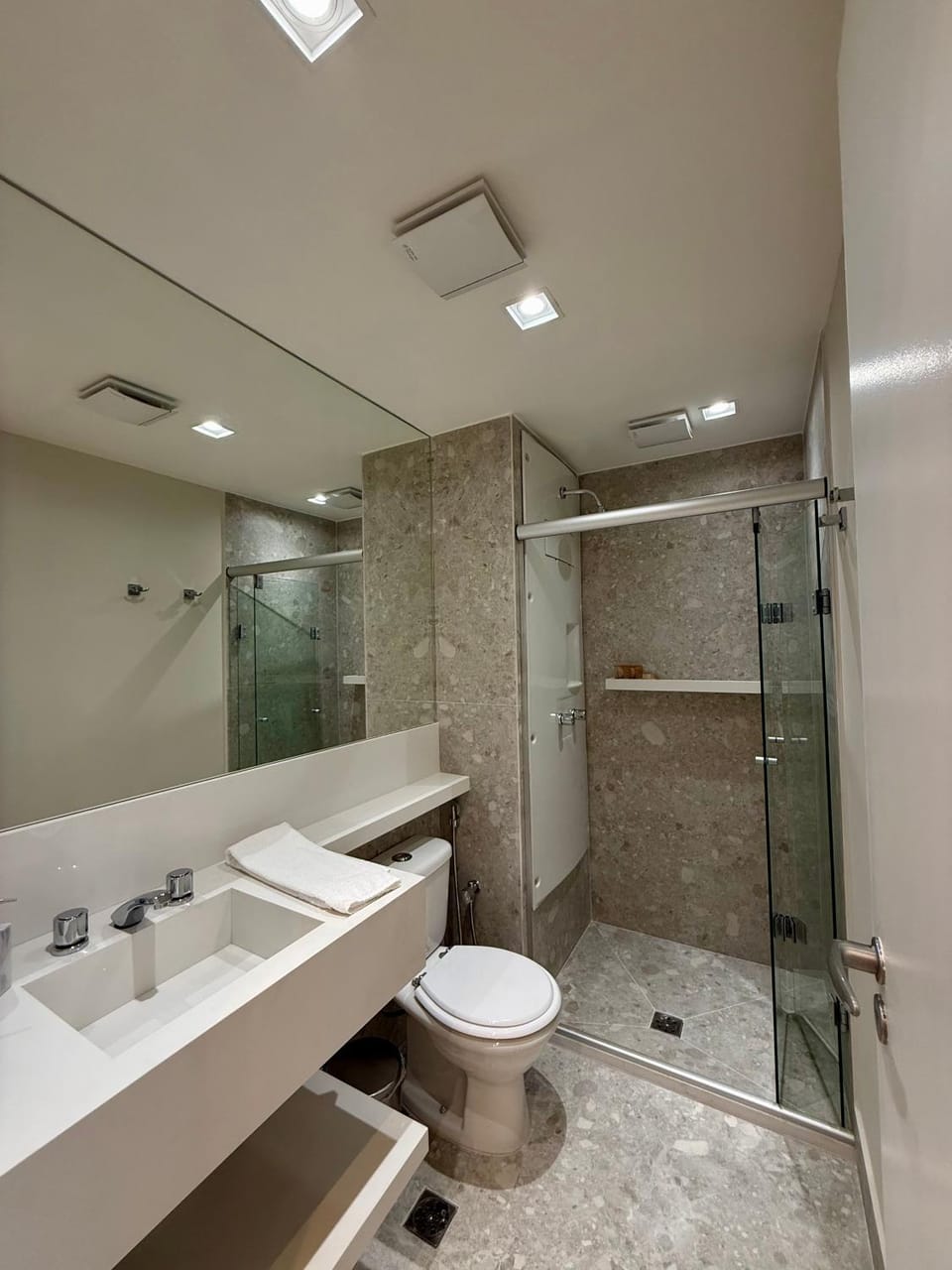 Shower, Toilet, Bathroom, towels