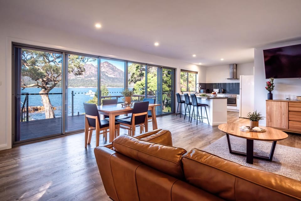 TV and multimedia, View (from property/room), Balcony/Terrace, Kitchen or kitchenette, Living room, Seating area, Landmark view, Mountain view, Sea view