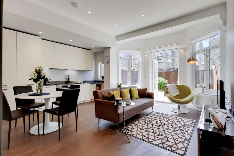 Kitchen or kitchenette, Living room, Seating area, Dining area