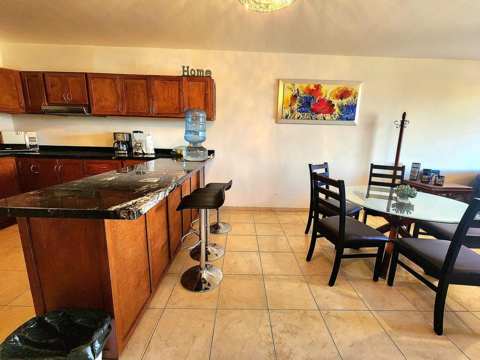 Kitchen or kitchenette, Living room, Seating area, Dining area