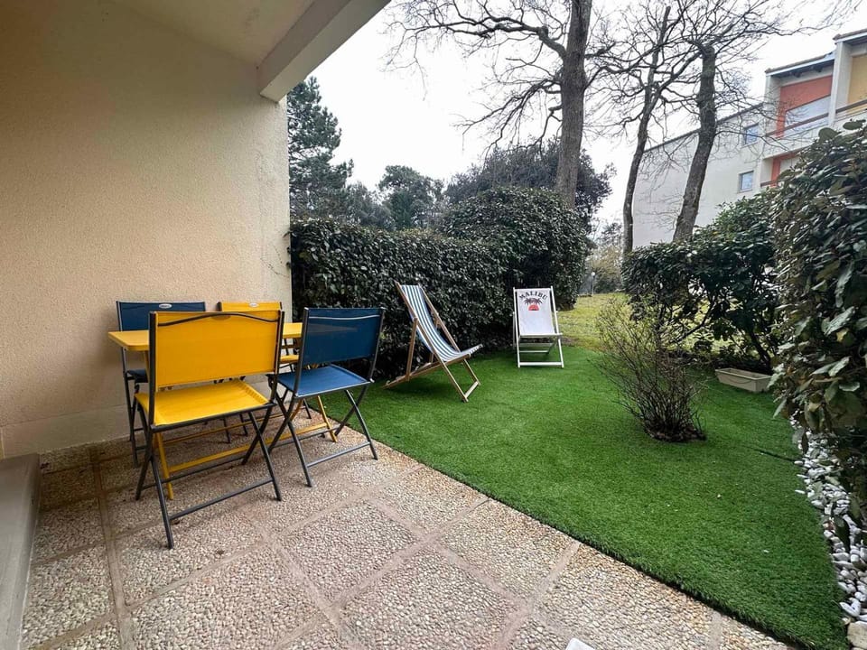 Studio au calme, plage et centre à pied, jardinet ensoleillé, parking privé - FR-1-550-51 Apartment in Nouvelle-Aquitaine