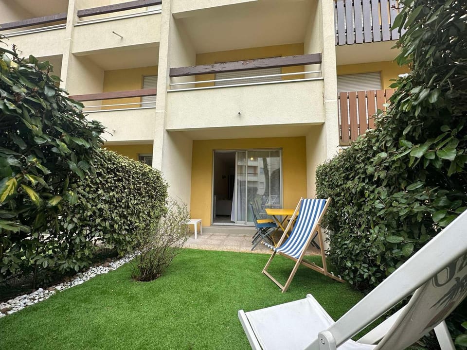 Studio au calme, plage et centre à pied, jardinet ensoleillé, parking privé - FR-1-550-51 Apartment in Nouvelle-Aquitaine