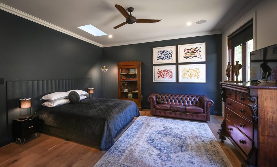 Bed, TV and multimedia, Photo of the whole room, Seating area, Bedroom, fireplace