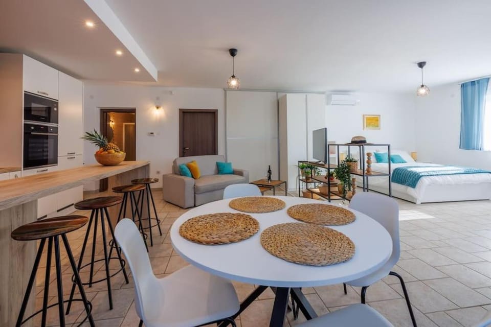 Living room, Seating area, Dining area