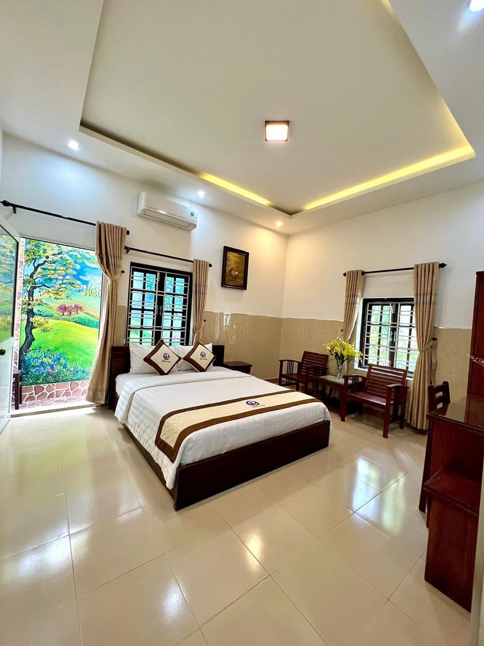Bed, TV and multimedia, Photo of the whole room, Seating area, Bedroom, air conditioner