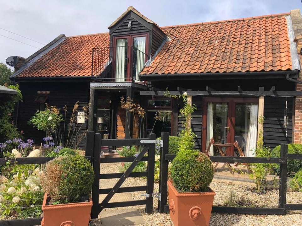 Property building, Garden, Garden view, pet friendly