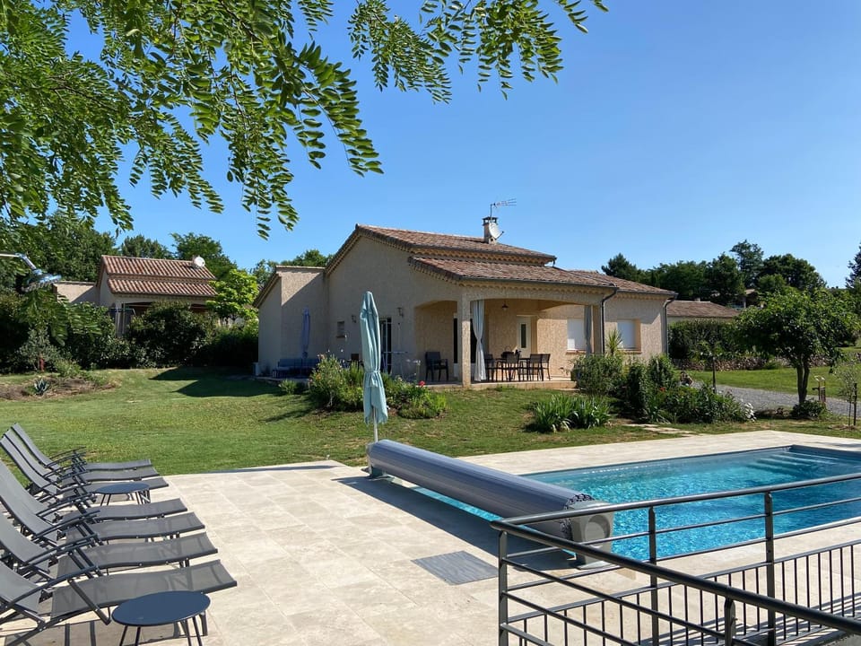 Property building, Patio, Day, Garden, Balcony/Terrace, Garden view, Pool view, Swimming pool, Swimming pool, sunbed